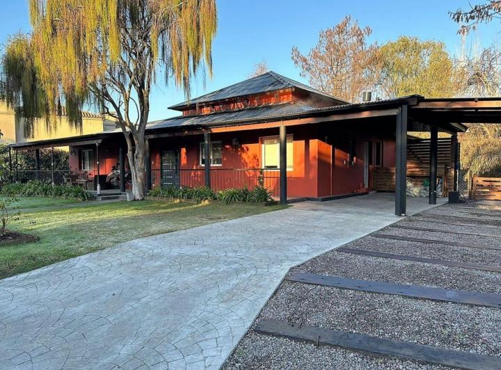 Casa · 220m² · 6 Ambientes · 2 Cocheras