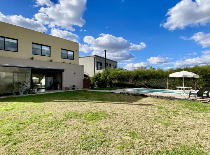 Casa · 165m² · 6 Ambientes · 4 Cocheras