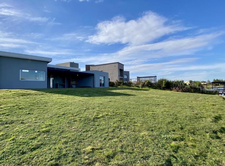 Casa · 210m² · 6 Ambientes · 6 Cocheras