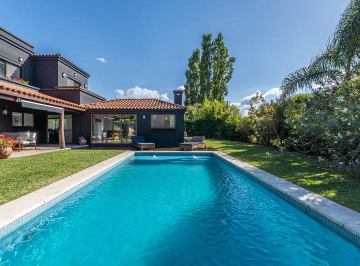 Casa · 365m² · 7 Ambientes · 3 Cocheras