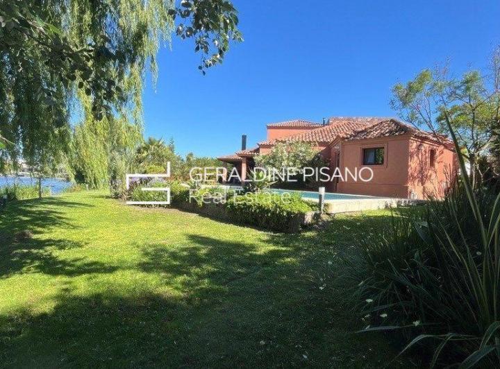 Casa · 316m² · 6 Ambientes · 2 Cocheras