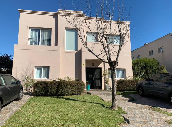 Casa · 250m² · 4 Ambientes · 3 Cocheras