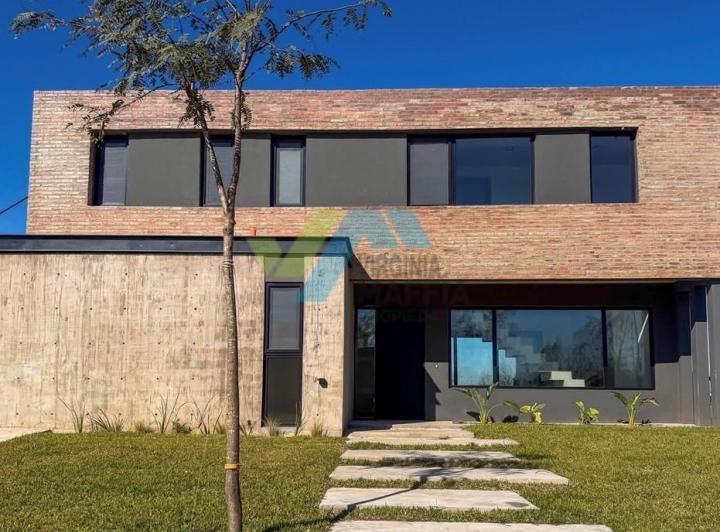 Casa · 296m² · 5 Ambientes · 2 Cocheras