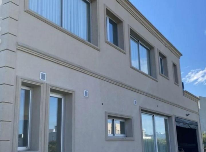 Casa · 180m² · 4 Ambientes · 4 Cocheras