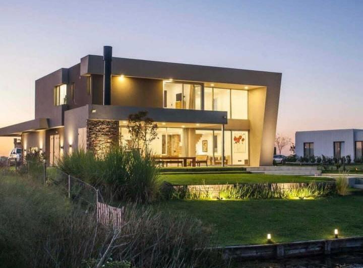 Casa · 320m² · 6 Ambientes · 4 Cocheras