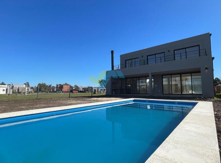 Casa · 220m² · 5 Ambientes · 2 Cocheras