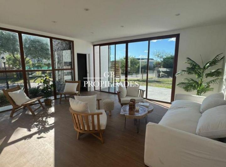 Casa · 150m² · 4 Ambientes · 2 Cocheras