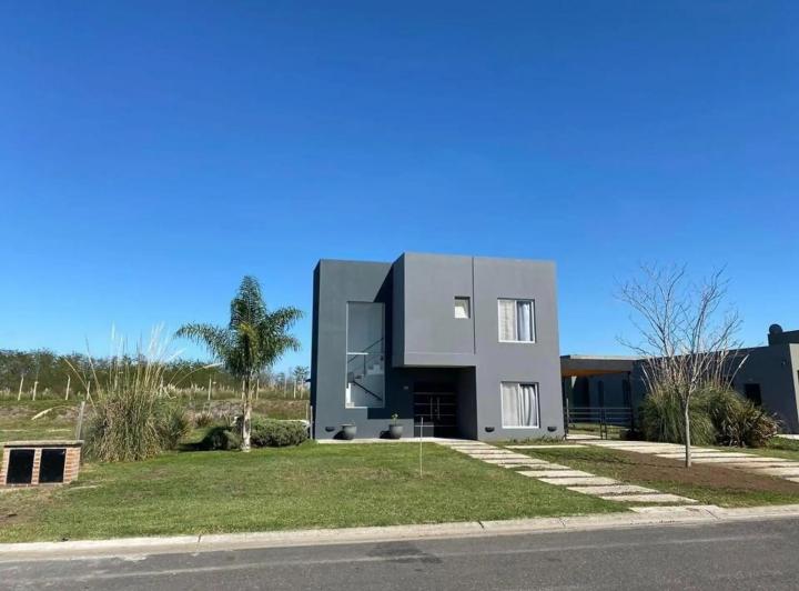 Casa · 140m² · 4 Ambientes · 2 Cocheras