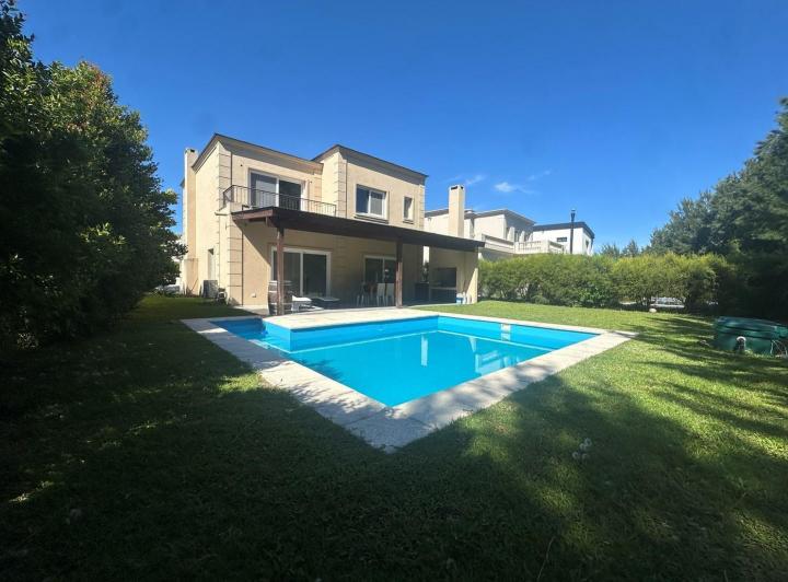 Casa · 210m² · 6 Ambientes · 1 Cochera