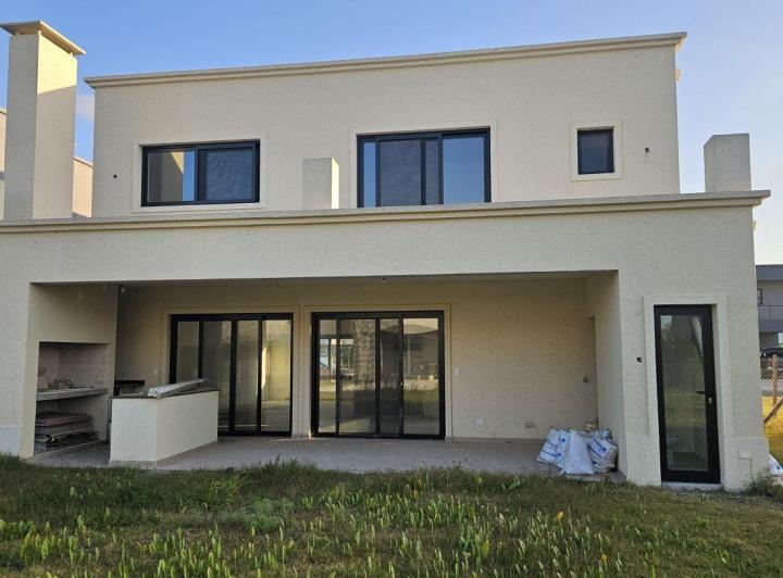 Casa · 260m² · 4 Ambientes