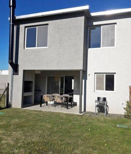 Casa · 104m² · 4 Ambientes · 2 Cocheras