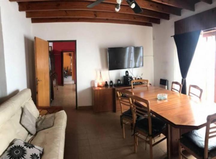 Casa · 300m² · 3 Dormitorios · 1 Cochera
