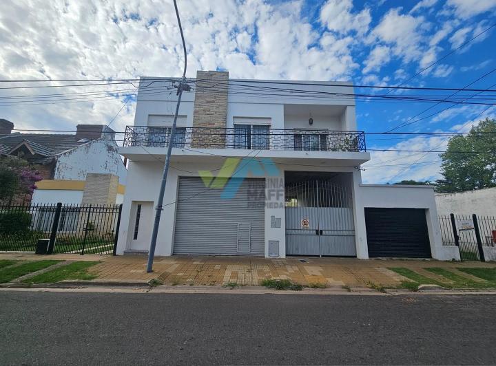 Casa · 212m² · 3 Ambientes · 2 Cocheras