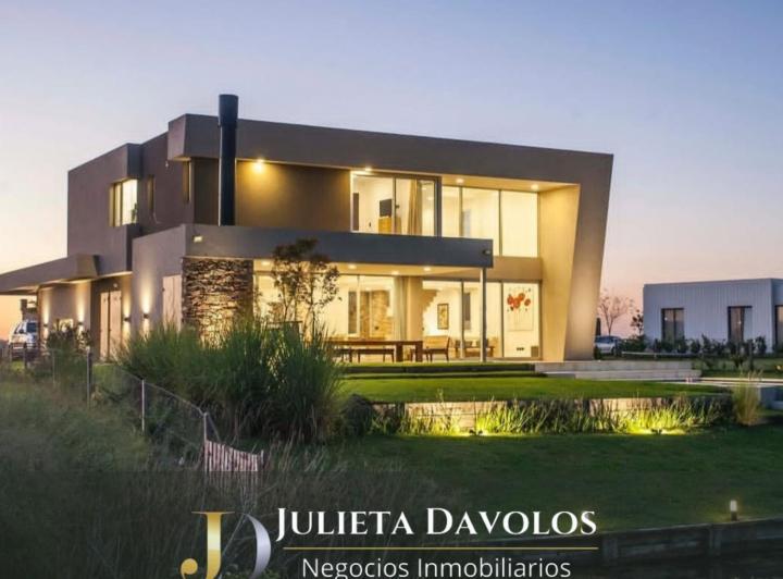 Casa · 320m² · 6 Ambientes · 4 Cocheras