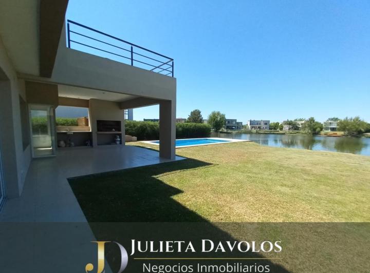 Casa · 205m² · 5 Ambientes · 2 Cocheras