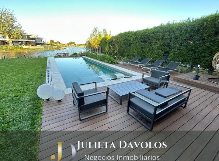 Casa · 279m² · 4 Ambientes · 2 Cocheras
