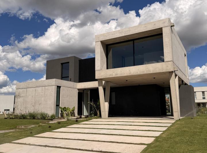 Casa · 276m² · 7 Ambientes · 4 Cocheras