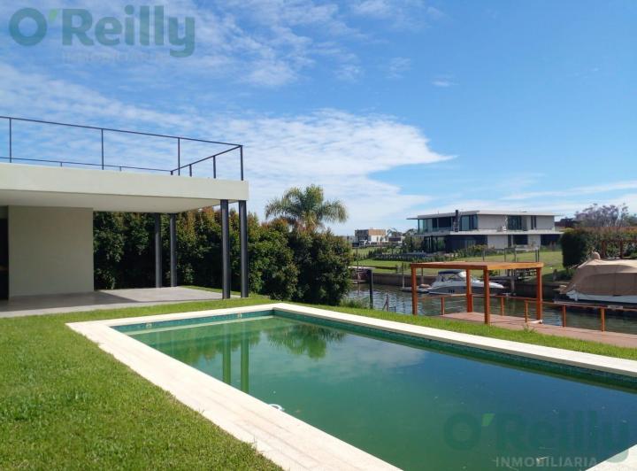 Casa · 303m² · 5 Ambientes · 2 Cocheras