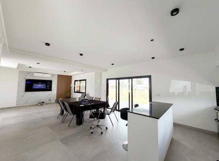 Casa · 170m² · 4 Ambientes · 2 Cocheras