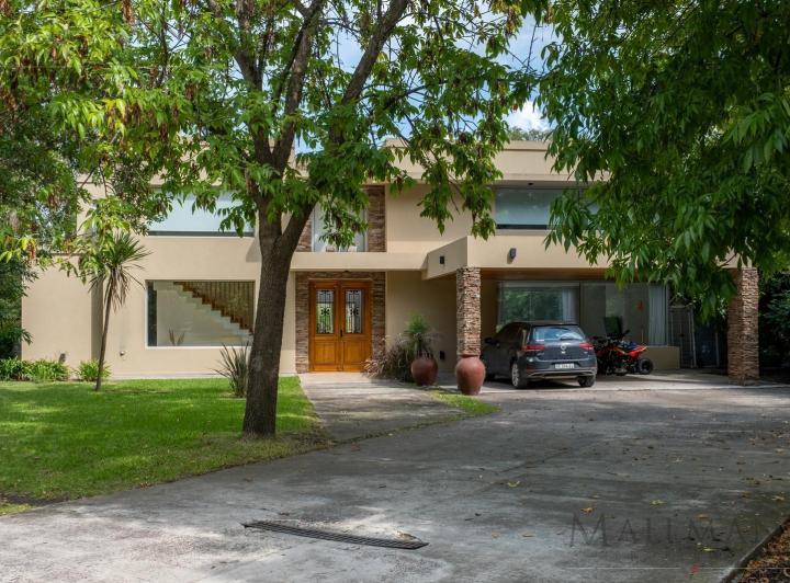 Casa · 232m² · 5 Ambientes · 2 Cocheras