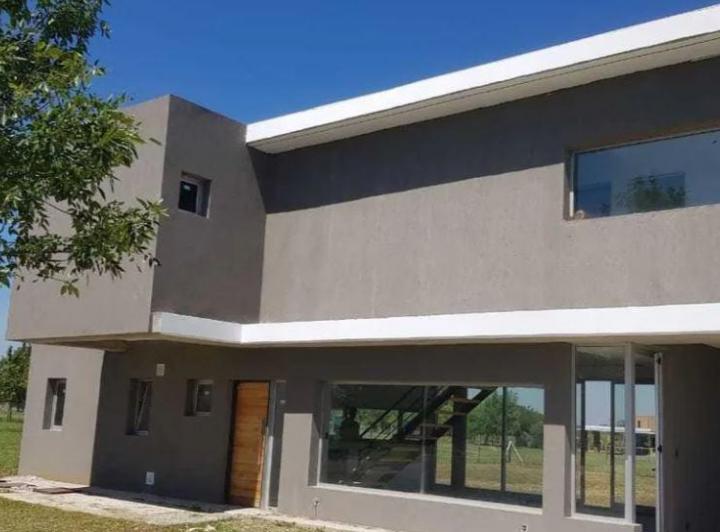 Casa · 177m² · 4 Ambientes · 2 Cocheras