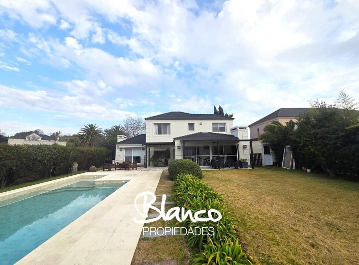 Casa · 240m² · 6 Ambientes · 2 Cocheras