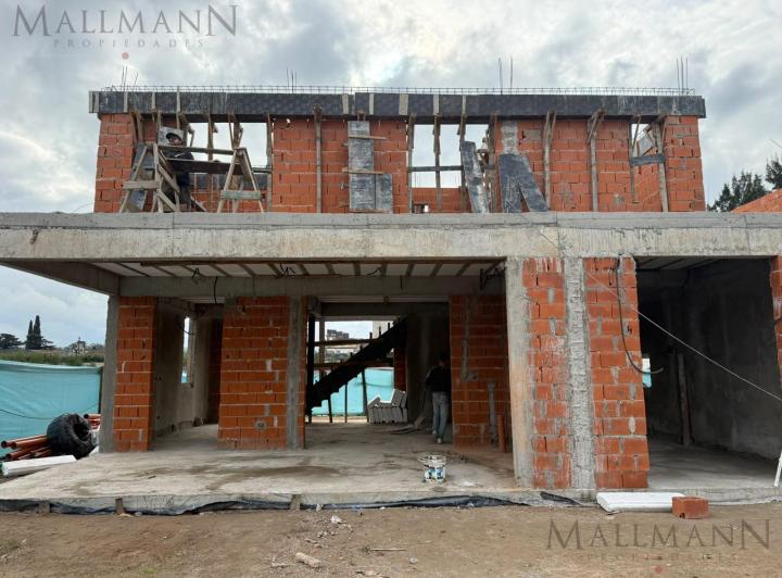 Casa · 170m² · 4 Ambientes · 2 Cocheras
