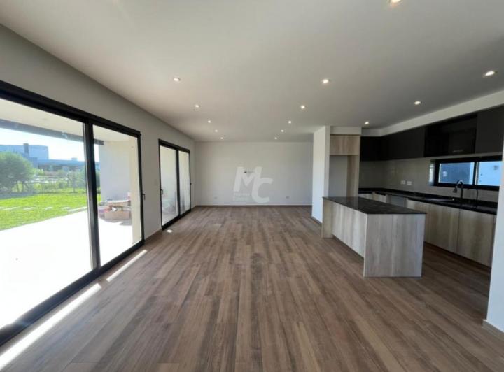 Casa · 600m² · 4 Ambientes · 1 Cochera