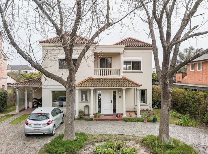 Casa · 248m² · 5 Ambientes · 2 Cocheras