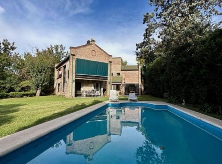 Casa · 275m² · 5 Ambientes · 2 Cocheras