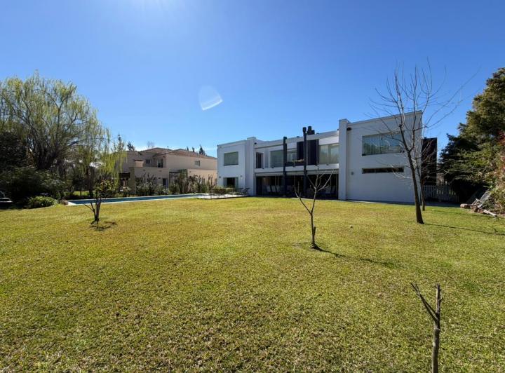 Casa · 400m² · 4 Ambientes · 5 Cocheras