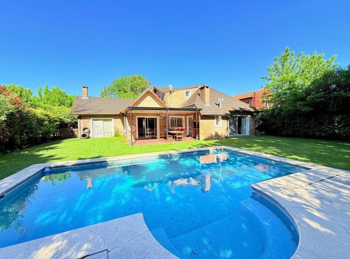 Casa · 190m² · 5 Ambientes · 2 Cocheras