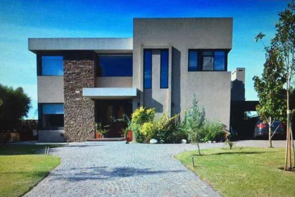 Casa · 264m² · 4 Ambientes · 2 Cocheras