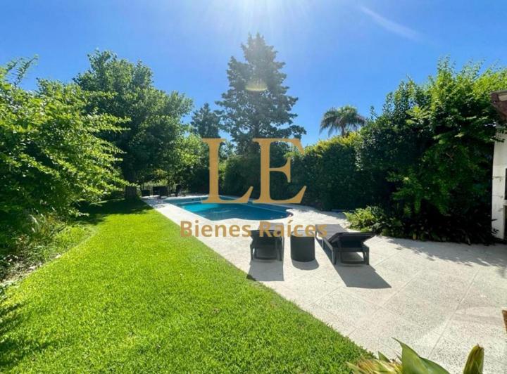 Casa · 230m² · 4 Ambientes · 3 Cocheras