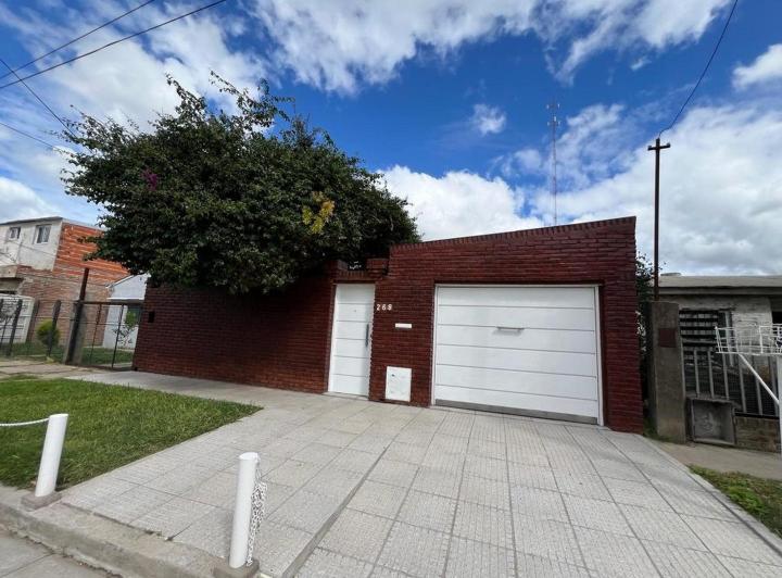 Casa · 250m² · 4 Ambientes · 3 Cocheras