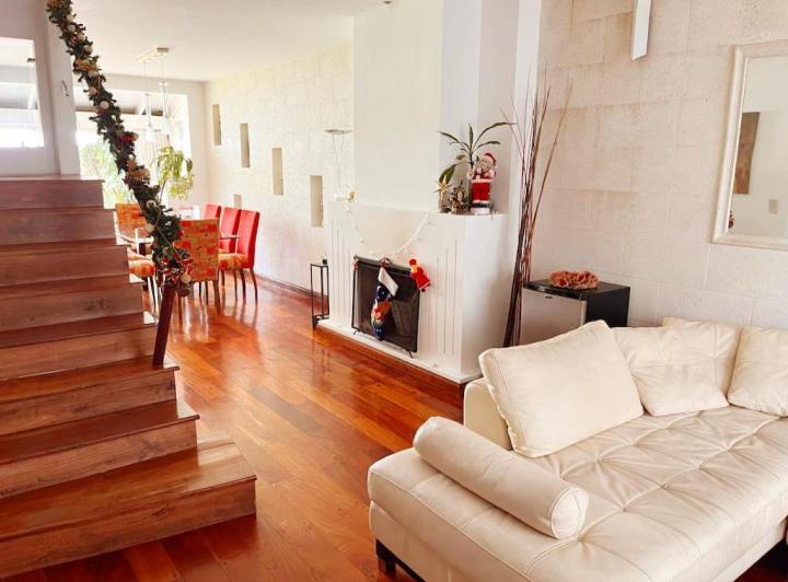 Casa · 180m² · 5 Ambientes · 2 Cocheras