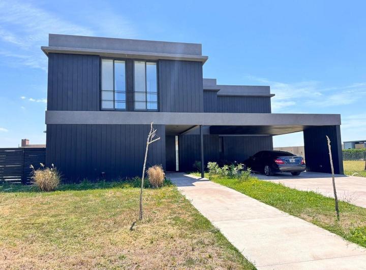 Casa · 245m² · 4 Ambientes · 1 Cochera