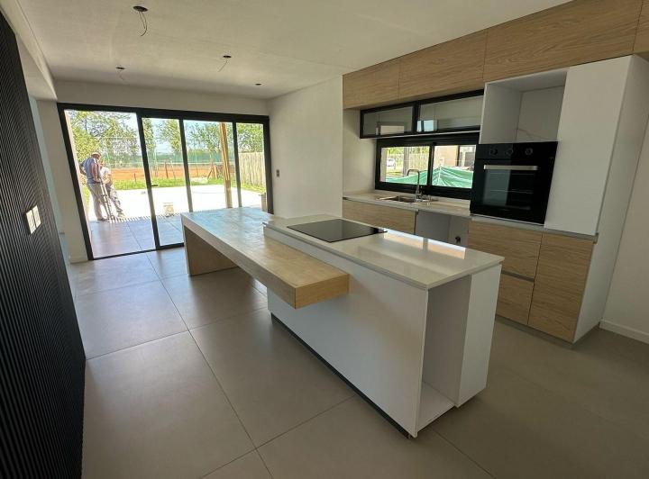 Casa · 201m² · 6 Ambientes · 1 Cochera