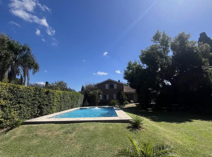 Casa · 140m² · 4 Ambientes · 2 Cocheras