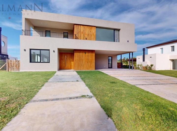 Casa · 246m² · 5 Ambientes · 2 Cocheras
