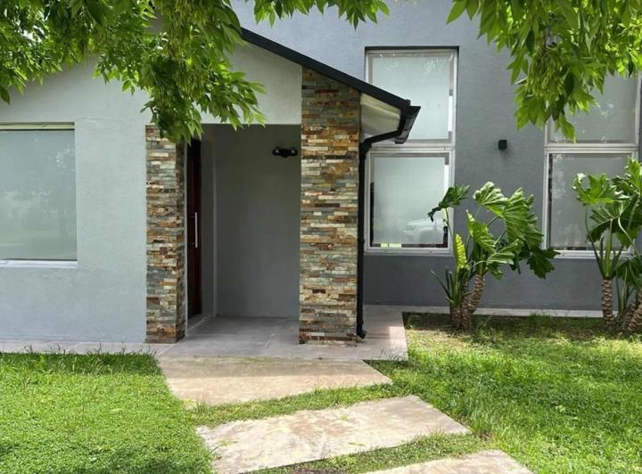 Casa · 180m² · 4 Ambientes · 2 Cocheras