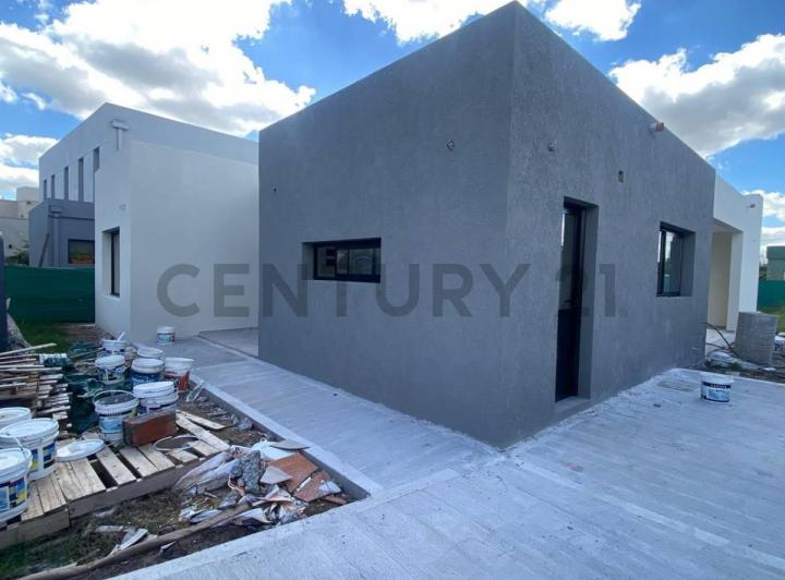 Casa · 141m² · 4 Ambientes · 2 Cocheras