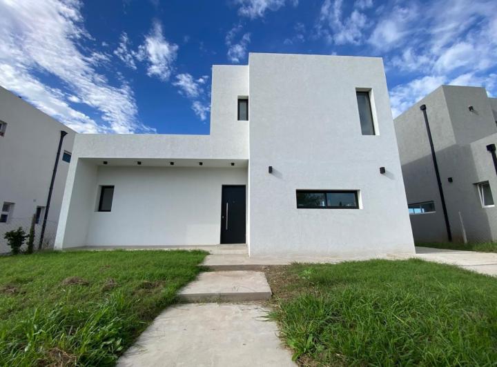 Casa · 177m² · 5 Ambientes · 3 Cocheras