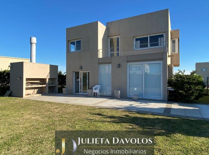 Casa · 170m² · 4 Ambientes · 2 Cocheras