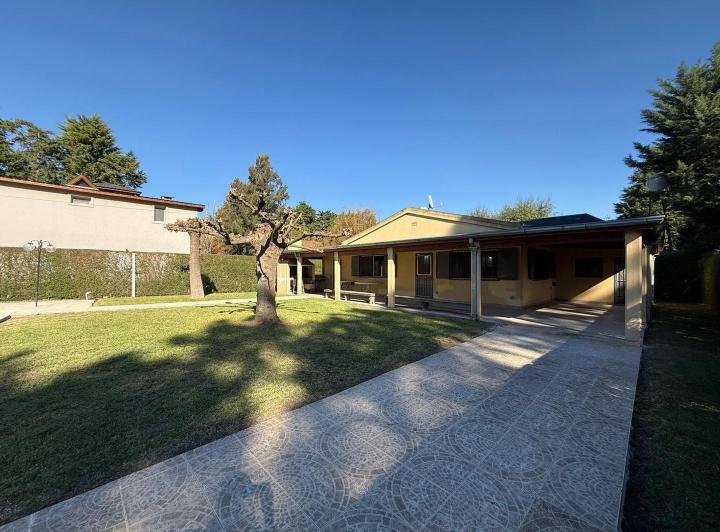 Casa · 95m² · 3 Ambientes · 6 Cocheras