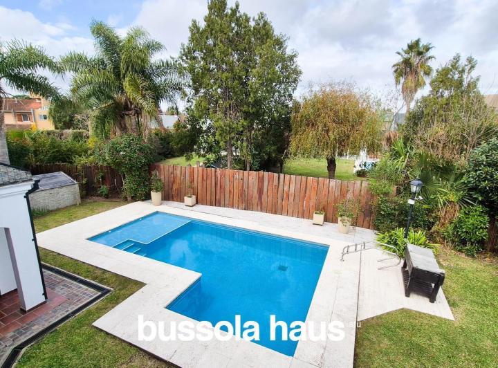 Casa · 250m² · 7 Ambientes · 5 Cocheras