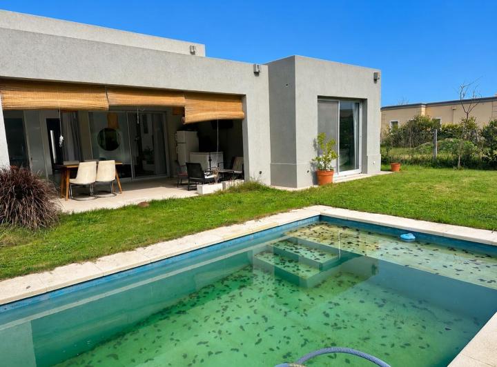 Casa · 130m² · 4 Ambientes · 3 Cocheras