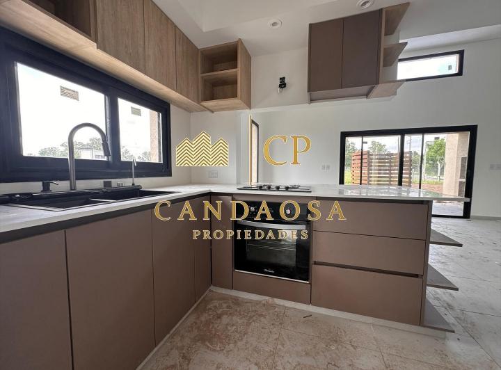Casa · 160m² · 4 Ambientes · 3 Cocheras