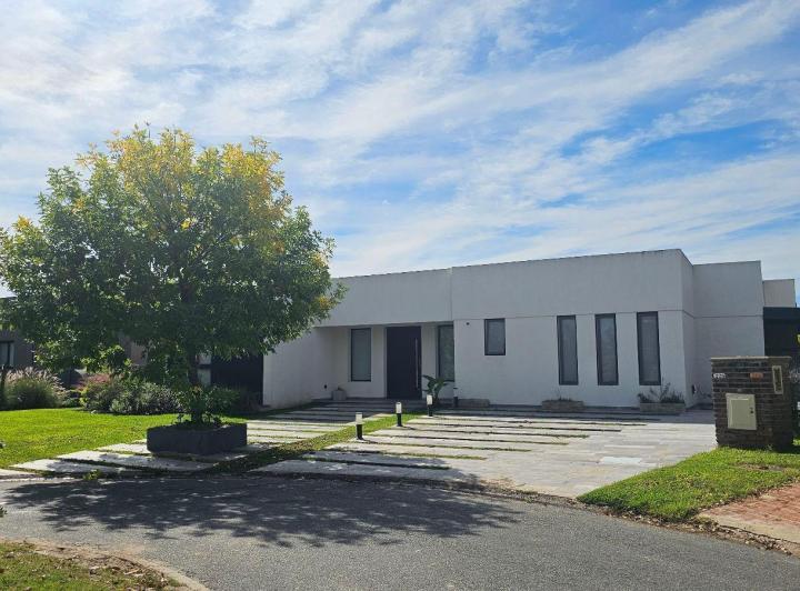 Casa · 186m² · 5 Ambientes · 3 Cocheras