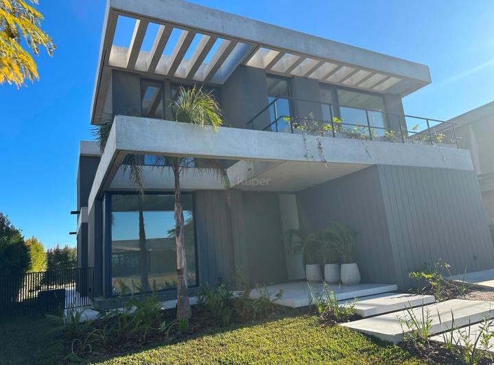 Casa · 270m² · 4 Ambientes · 1 Cochera